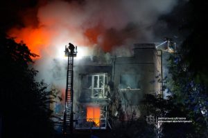 У Запоріжжі є жертви внаслідок атаки дронів: з-під завалів дістали тіла загиблих