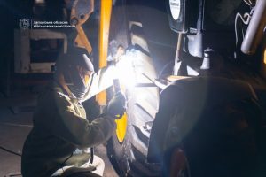 В Запорожье коммунальную технику оборудуют защитными конструкциями от российских обстрелов (ФОТО)