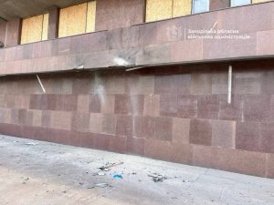 Россияне снова атаковали Запорожье: повреждены здание ОВА и многоэтажка (ФОТО)
