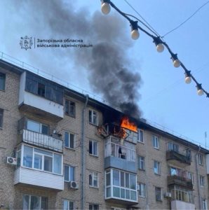 Російський безпілотник влучив у багатоповерхівку Запоріжжя: є двоє поранених (ОНОВЛЮЄТЬСЯ)