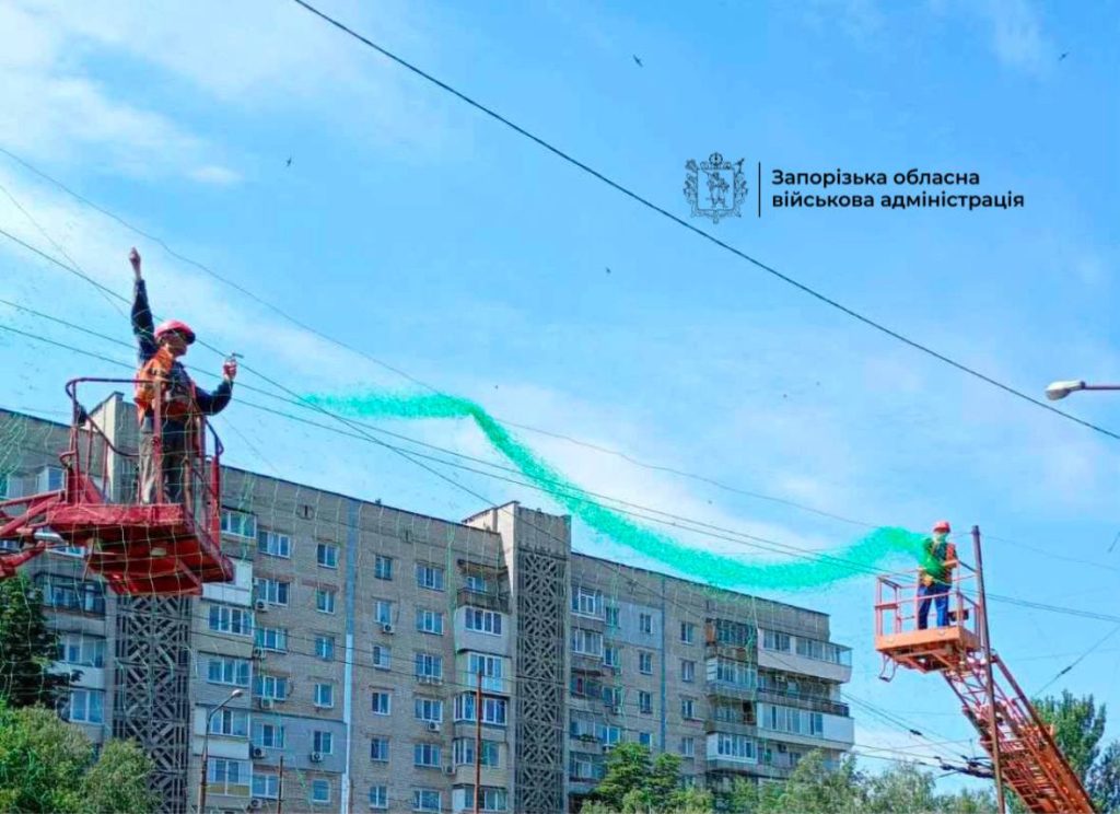 Встановлення антидронових сіток у Запоріжжі. Фото: Іван Федоров