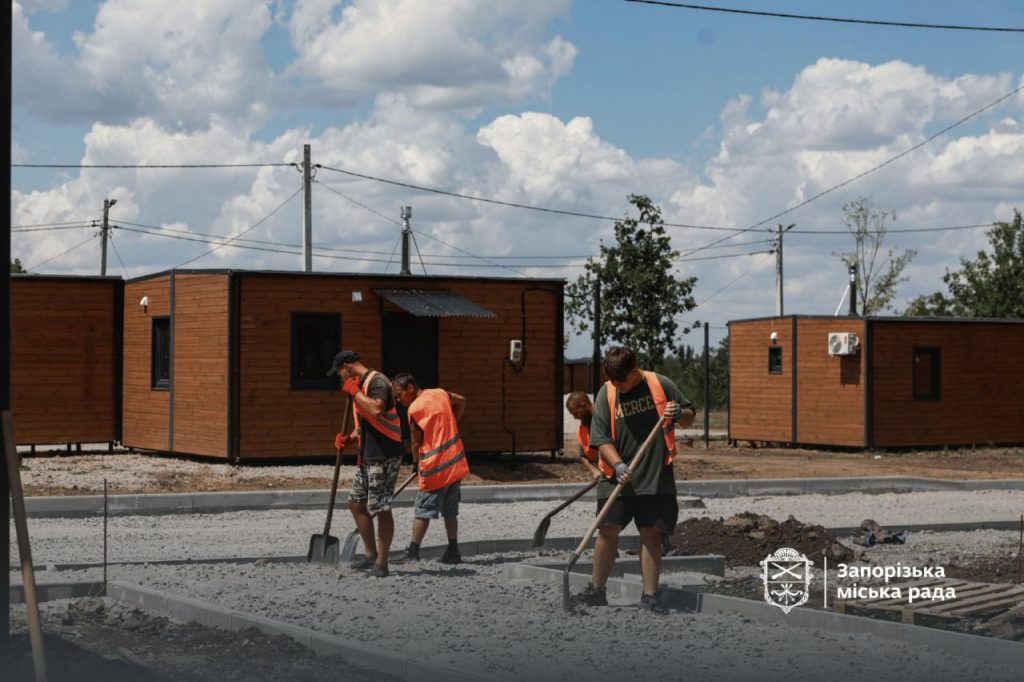 Облаштування нового модульного містечка для переселенців. Фото: Запорізька міська рада
