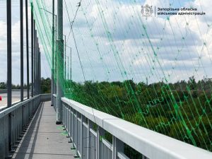 В Запорожье завершили обустройство антидроновой сетки на одном из мостов