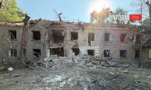 Зруйнований будинок, вибиті вікна та понівечена гімназія: наслідки удару КАБом по Заводському району Запоріжжя (ФОТОРЕПОРТАЖ)
