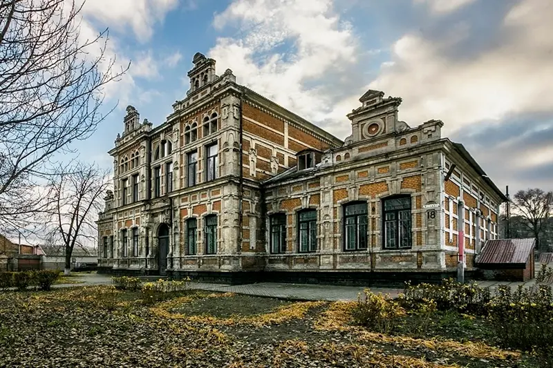 Разрушенная меннонитская школа в Запорожье: историк объяснил её уникальность и перспективы восстановления