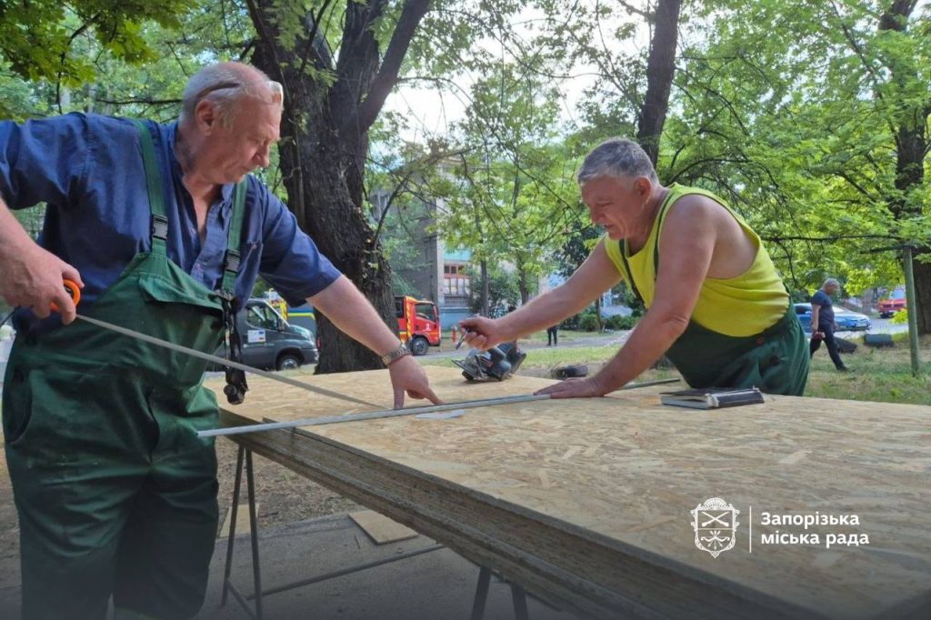 Комунальники ліквідовують наслідки російських ударів. Фото: Запорізька міська рада