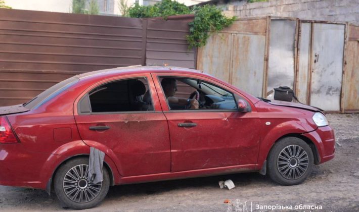 Россияне сбросили КАБы на жилые кварталы Запорожья: что известно