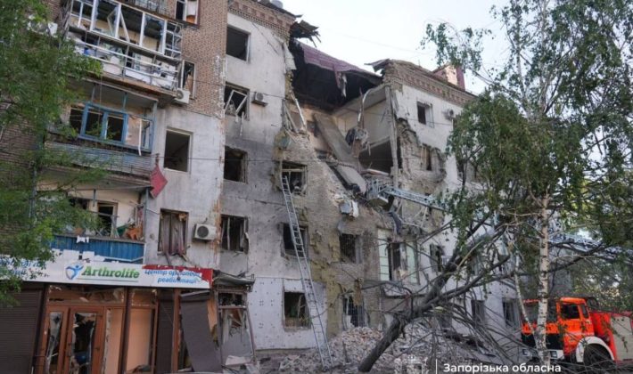 Россияне сбросили КАБы на жилые кварталы Запорожья: что известно
