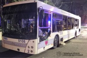 Российские войска обстреляли Запорожье: поврежден пассажирский автобус