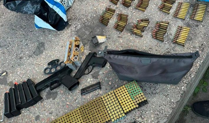 В Запорожье у криминального авторитета и его сообщников изъяли автоматы и сотни тысяч долларов