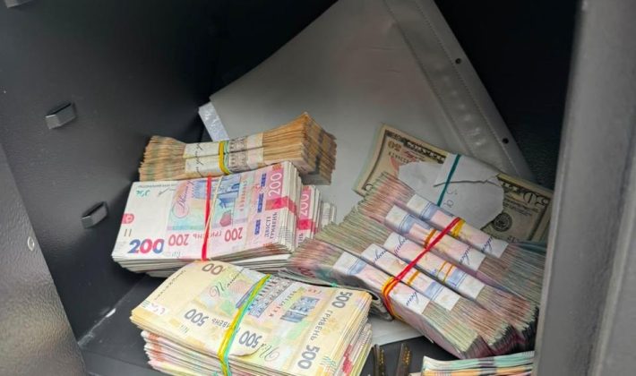 В Запорожье у криминального авторитета и его сообщников изъяли автоматы и сотни тысяч долларов