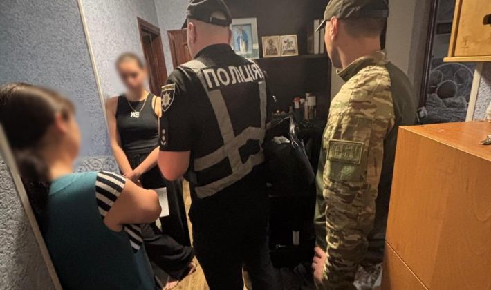 В Запорожье у криминального авторитета и его сообщников изъяли автоматы и сотни тысяч долларов