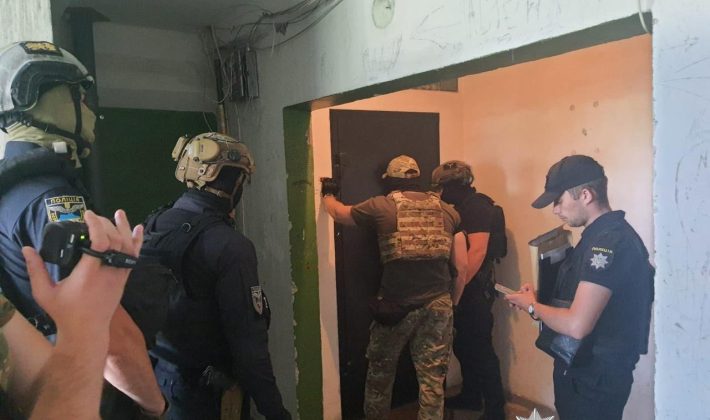 В Запорожье у криминального авторитета и его сообщников изъяли автоматы и сотни тысяч долларов