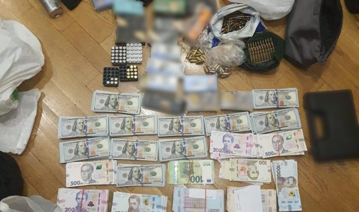 В Запорожье у криминального авторитета и его сообщников изъяли автоматы и сотни тысяч долларов