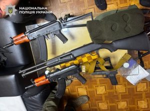 В Запорожье у криминального авторитета и его сообщников изъяли автоматы и сотни тысяч долларов