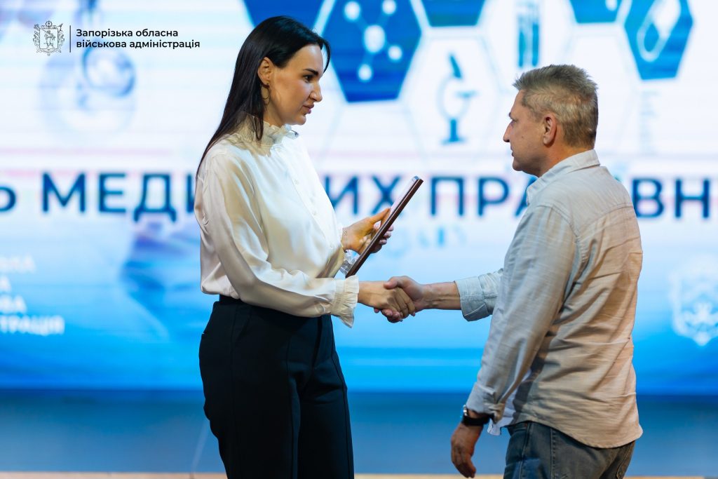 В Запорожье наградили 57 медицинских работников и коллективов (ФОТО)