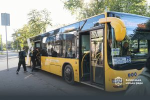 В Запорожье остановки на Набережной оборудовали тактильной плиткой