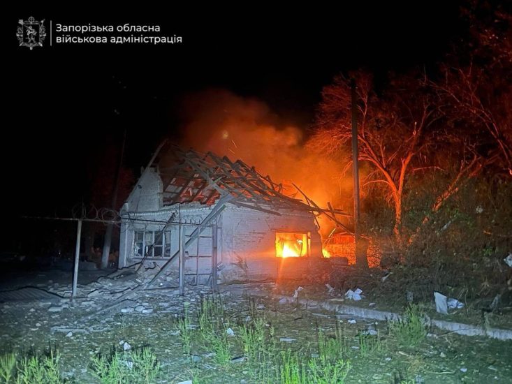 Ночная атака на Запорожье: повреждены здания и авто