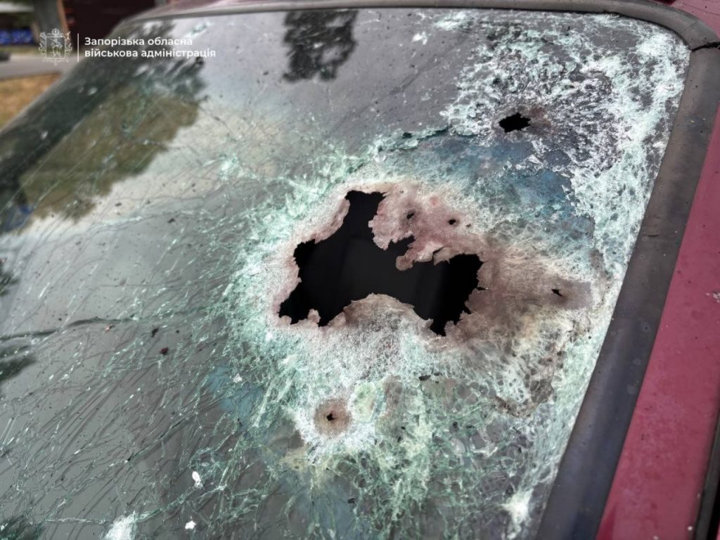 Российский дрон атаковал гражданский автомобиль в Запорожье: есть раненые