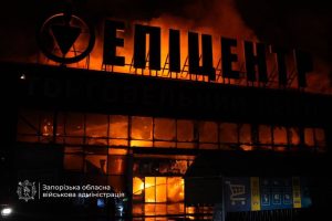 Россияне ударили по Запорожью ночью: повреждены «Эпицентр» и жилой дом (ВИДЕО)