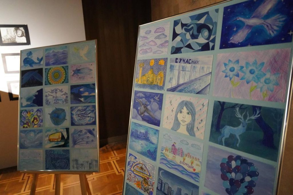 Переселенцы из Энергодара создали в Киеве уникальную мозаику ко Дню Государственного флага