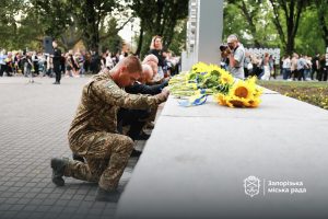 У Запорожье на Аллее Героев установили два новых стенда с портретами погибших военнослужащих