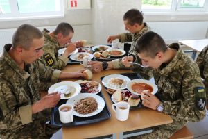 Питание военнослужащих реформируют: какие изменения ожидают на Запорожье