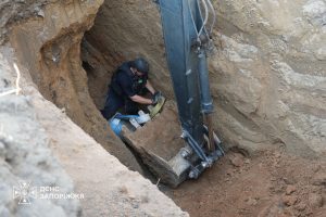 В Запорожской области саперы три дня извлекали с 10-метровой глубины авиабомбу (ВИДЕО)