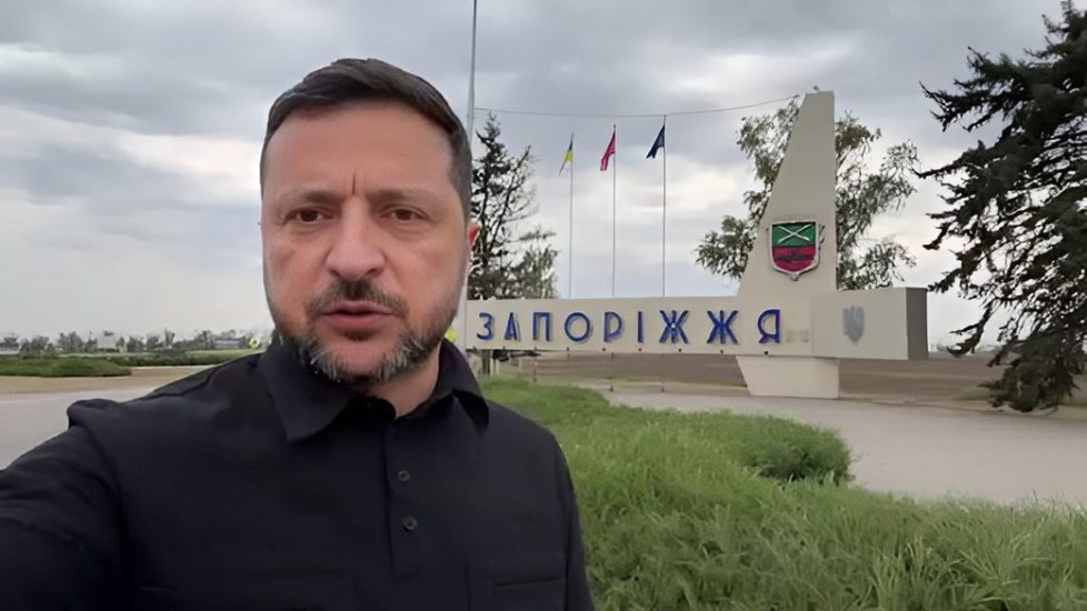 Фейк: россияне распространяют ложные заявления о видео Зеленского возле стелы Запорожья
