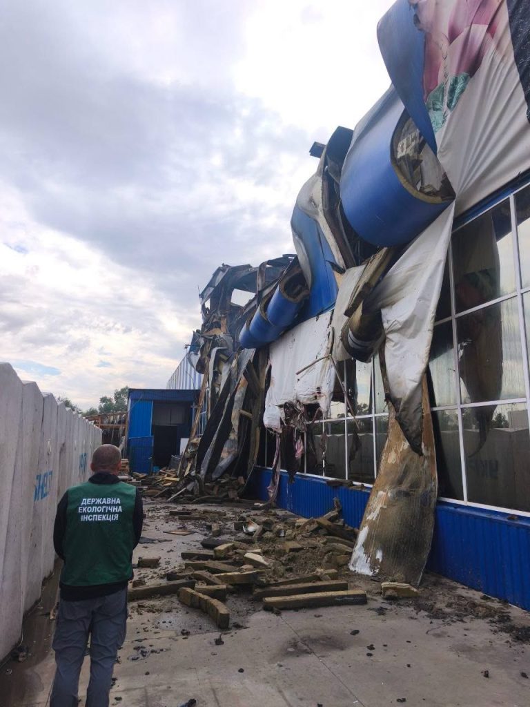 После удара по «Эпицентру» в Запорожье отходами засорено более 25 тысяч м² территории (ФОТО)