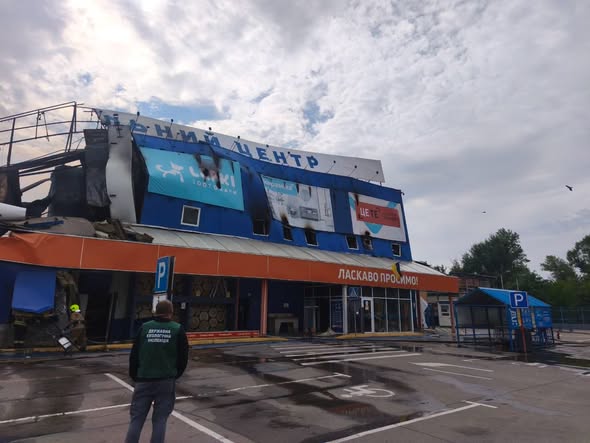 После удара по «Эпицентру» в Запорожье отходами засорено более 25 тысяч м² территории (ФОТО)