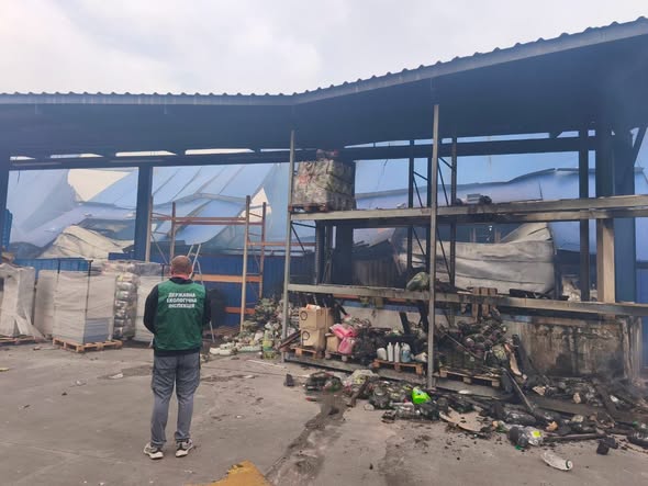 После удара по «Эпицентру» в Запорожье отходами засорено более 25 тысяч м² территории (ФОТО)