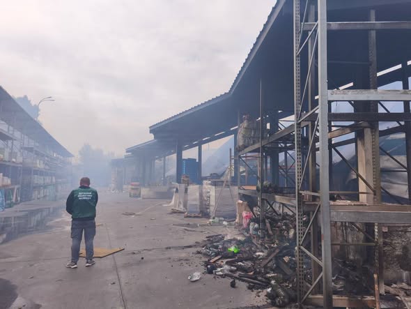 После удара по «Эпицентру» в Запорожье отходами засорено более 25 тысяч м² территории (ФОТО)