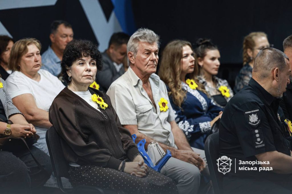 В Запорожье семьям погибших полицейских передали государственные награды