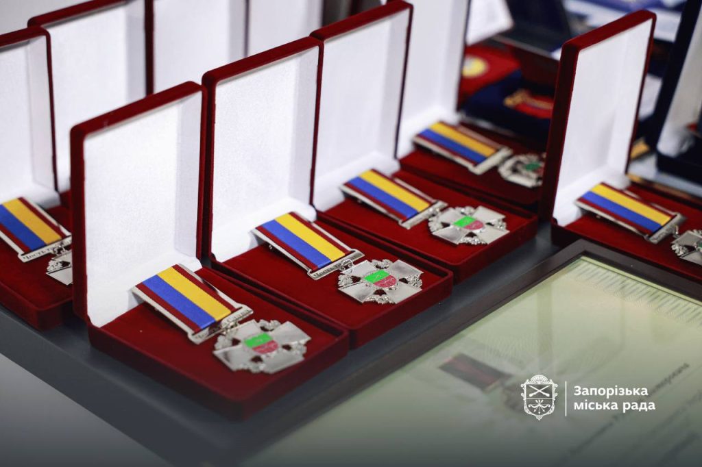 В Запорожье семьям погибших полицейских передали государственные награды