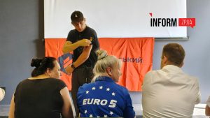 Бути готовими до небезпеки: як працівників АЗС у Запоріжжі навчають рятувати людей (ФОТО) 