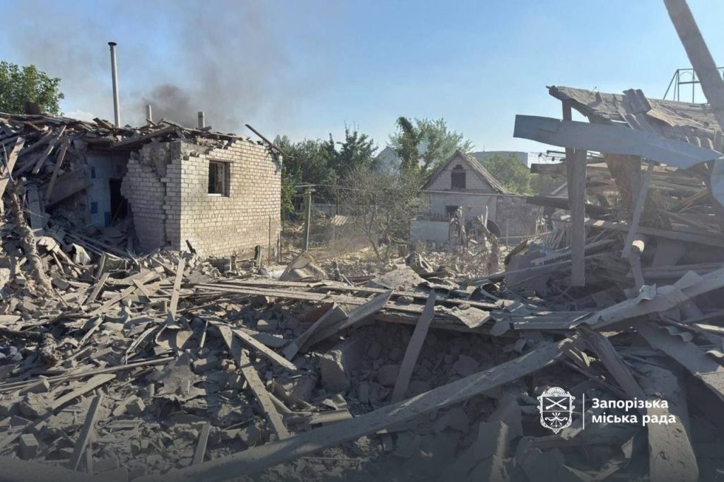 Россияне нанесли удар по частному сектору Запорожья: горят дома