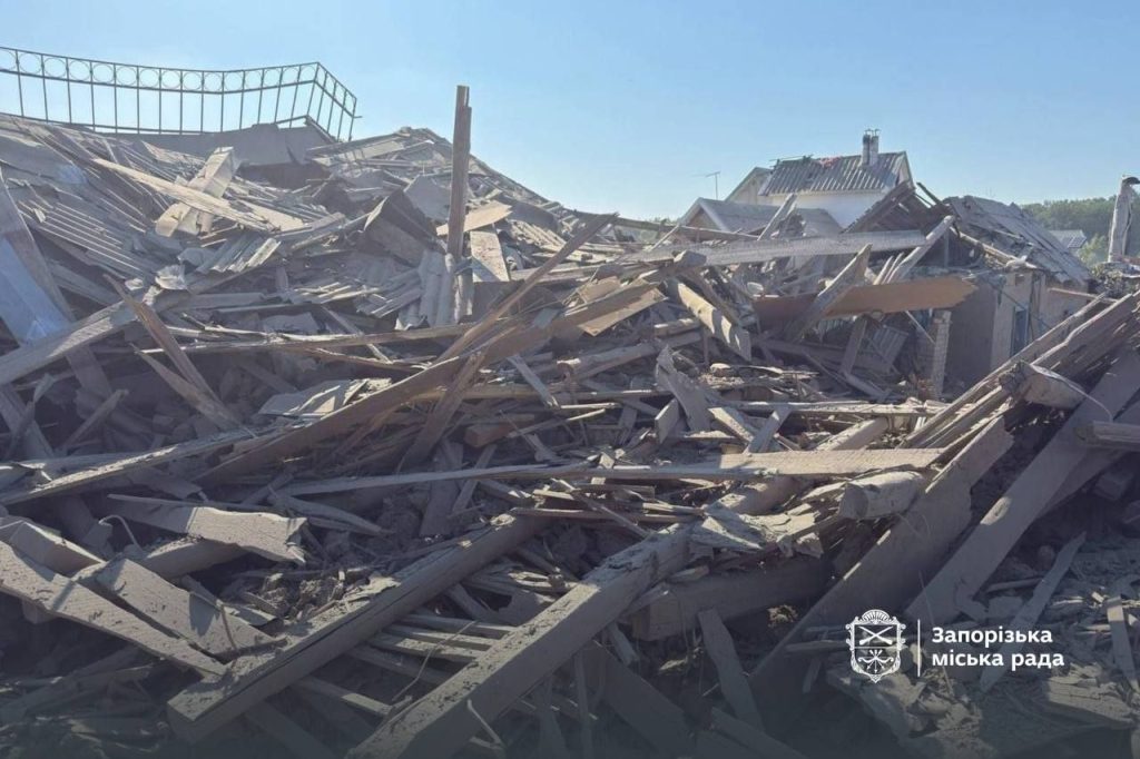 Россияне нанесли удар по частному сектору Запорожья: горят дома