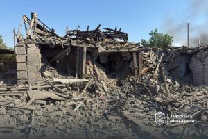 Россияне нанесли удар по частному сектору Запорожья: горят дома