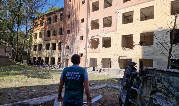 Воронки, пожар и тонны мусора: экоинспекторы оценивают последствия атаки на Запорожье