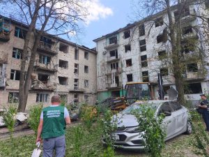 Последствия обстрела Запорожья 10 августа: мусор от разрушений засыпал почти 2000 квадратов
