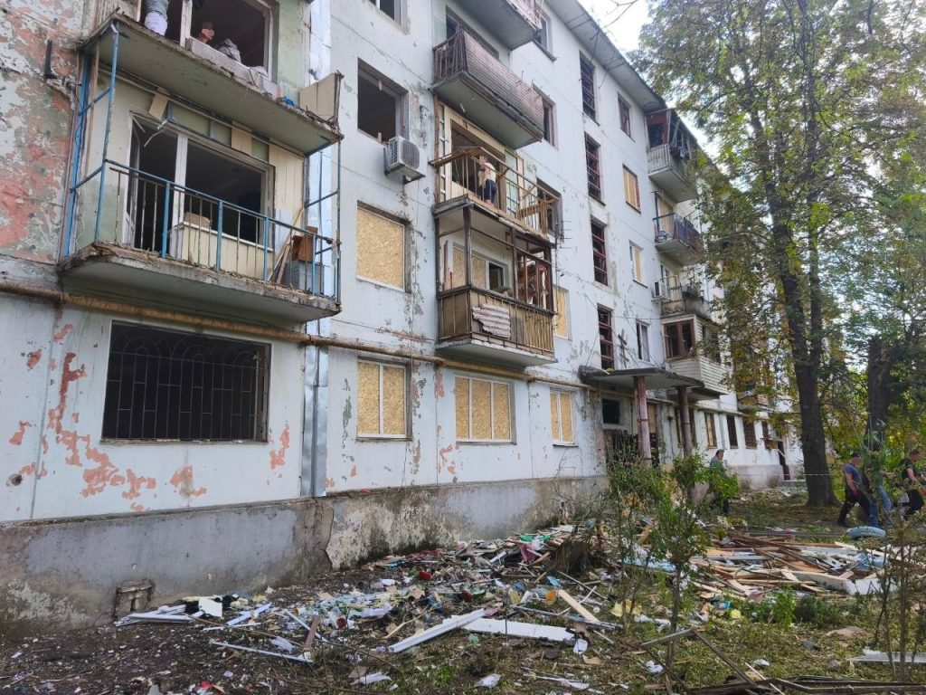 Последствия обстрела Запорожья 10 августа: мусор от разрушений засыпал почти 2000 квадратов