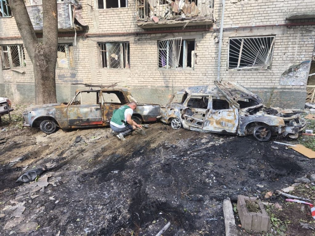 Последствия обстрела Запорожья 10 августа: мусор от разрушений засыпал почти 2000 квадратов