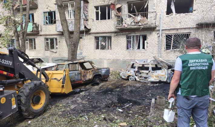 Последствия обстрела Запорожья 10 августа: мусор от разрушений засыпал почти 2000 квадратов