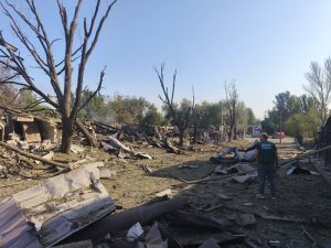 Последствия ночной атаки на Запорожье: в Вознесеновском районе обнаружили огромную воронку и тысячи квадратов мусора