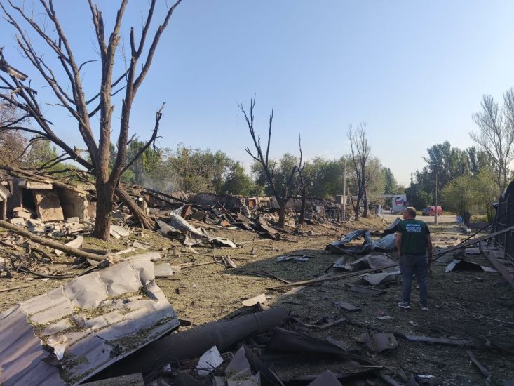 Последствия ночной атаки на Запорожье: в Вознесеновском районе обнаружили огромную воронку и тысячи квадратов мусора