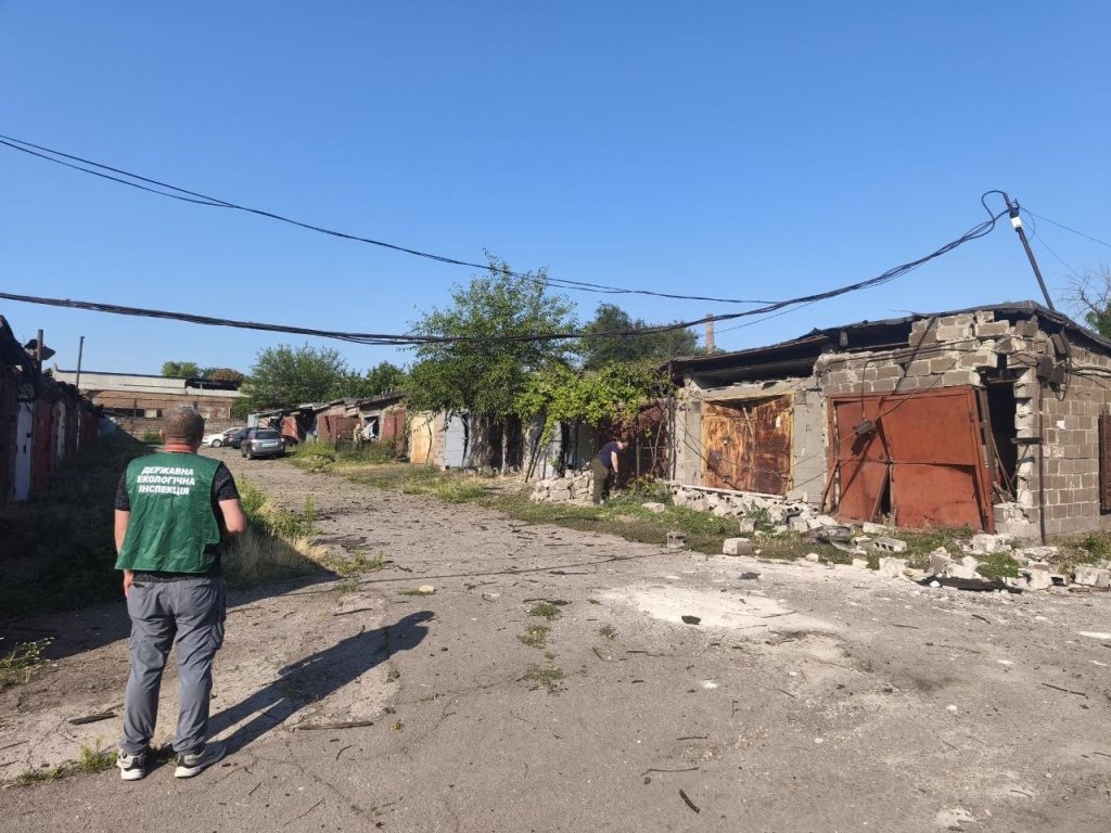 Последствия ночной атаки на Запорожье: в Вознесеновском районе обнаружили огромную воронку и тысячи квадратов мусора