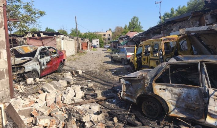 Последствия ночной атаки на Запорожье: в Вознесеновском районе обнаружили огромную воронку и тысячи квадратов мусора