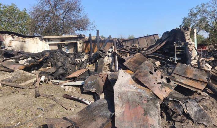 Последствия ночной атаки на Запорожье: в Вознесеновском районе обнаружили огромную воронку и тысячи квадратов мусора