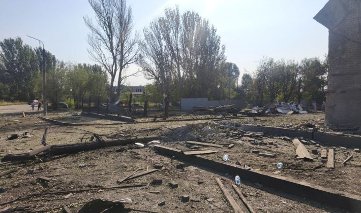 Последствия ночной атаки на Запорожье: в Вознесеновском районе обнаружили огромную воронку и тысячи квадратов мусора